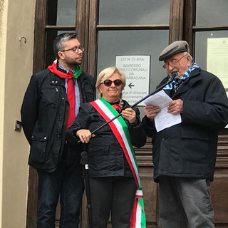Livio Cella con il sindaco Bruna Sibille e l'assessore Fabio Bailo