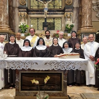 In foto le Sorelle Clarisse e il clero braidese In foto le Sorelle Clarisse e il clero braidese