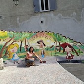 Il sindaco Laura Canavese con il muro delle fiabe