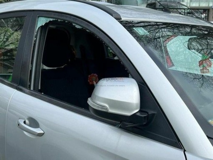 Una delle auto vandalizzate in via XX Settembre Una delle auto vandalizzate in via XX Settembre