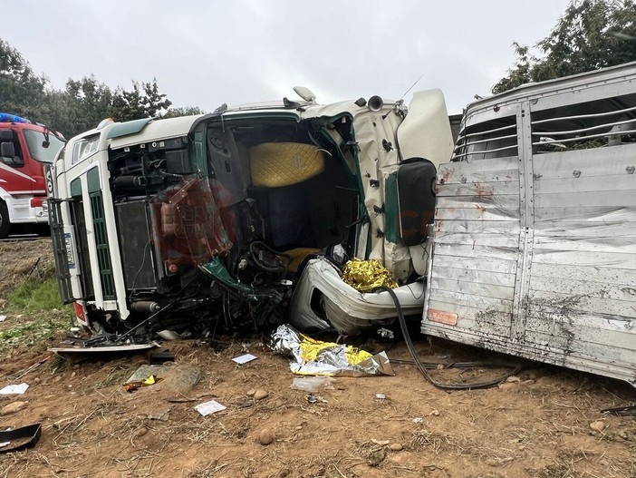 L'incidente tra i due camion di venerdì 25 settembre a Cuneo L'incidente tra i due camion di venerdì 25 settembre a Cuneo