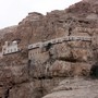 Il Monte della Tentazione, che sovrasta il deserto della Giudea, è secondo la tradizione la montagna su cui Gesù venne tentato dal diavolo durante il suo digiuno di 40 giorni. Costruito sulla sua ripida parete rocciosa c’è il monastero greco-ortodosso della Tentazione di Gesù