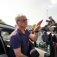 Mario Roggero all'arrivo al carcere di Bollate