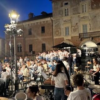 L'incanto della note dell'Orchestra Giovanile Provinciale a Mondovì in piazza Maggiore [FOTO]