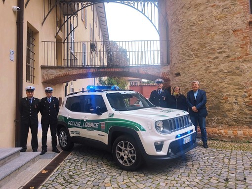 Gli agenti di polizia municipale insieme al sindaco Ugo Arnulfo e alla consigliera Daniela Sandrone