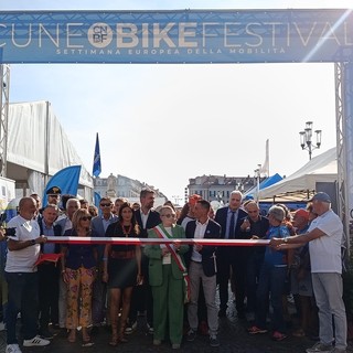 L'inaugurazione e il taglio del nastro del Cuneo Bike Festival