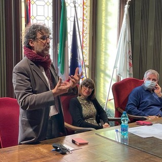 Marco Bertoluzzo (in piedi), direttore del Consorzio socio assistenziale Alba, Langhe e Roero