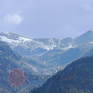Sembra neve ma è grandine: lo scatto che cattura le Alpi Liguri