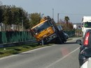 Mezzo pesante finisce fuori strada sulla provinciale 661 a Cherasco