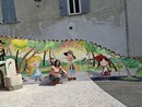 Il sindaco Laura Canavese con il muro delle fiabe Il sindaco Laura Canavese con il muro delle fiabe