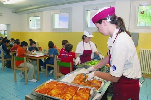 Mensa scolastica: nel menù speciale del mercoledì trova spazio anche la pizza