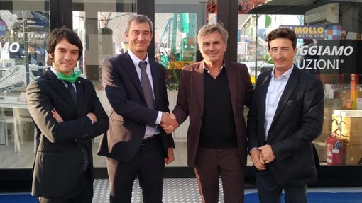 La stretta di mano a sancire l'accordo tra la Mollo Noleggi e la Merlo Group. Da sinistra Giacomo Blengini, Paolo Merlo, Mauro Mollo e Marco Messa.