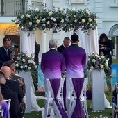 Lo stilista cuneese Alviero Martini si sposa (in viola) a 75 anni con William de Souza [VIDEO]