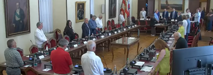 Cuneo, il Consiglio comunale omaggia Petrini: "In sua memoria continueremo a difendere i valori di sostenibilità, solidarietà e cura del territorio" Cuneo, il Consiglio comunale omaggia Petrini: "In sua memoria continueremo a difendere i valori di sostenibilità, solidarietà e cura del territorio"