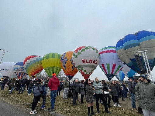 In tanti a Mondovì per godersi lo spettacolo delle mongolfiere nonostante il maltempo [FOTO]