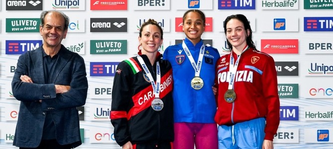 Al centro la 19enne Curtis oro nei Farfalla (foto  da Fin.it Giorgio Scala / Deep Blue Media)