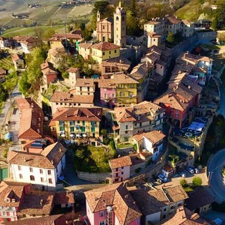Una suggestiva immagine aerea della zona storica di Monforte d'Alba (Foto pagina Comune su Facebook)