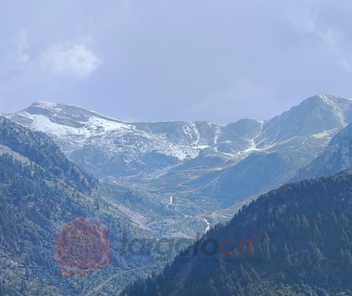 Sembra neve ma è grandine: lo scatto che cattura le Alpi Liguri