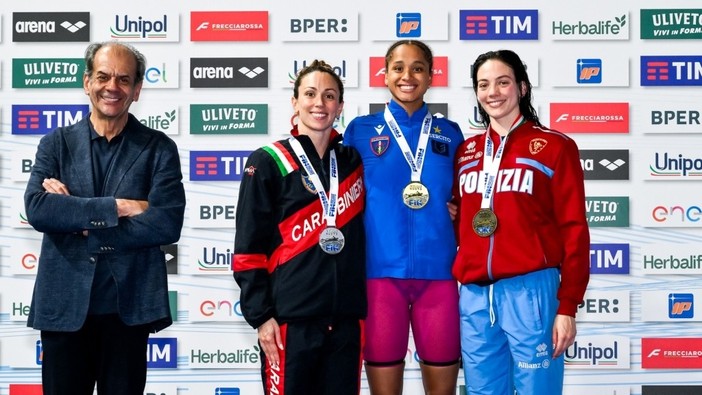 Al centro la 19enne Curtis oro nei Farfalla (foto da Fin.it Giorgio Scala / Deep Blue Media)