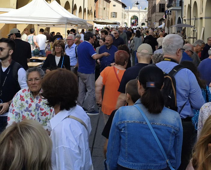 Non solo antiquariato: a Cherasco arriva il mercato dell'artigianato Non solo antiquariato: a Cherasco arriva il mercato dell'artigianato