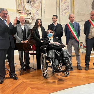 Daniela Gazzano con la sua famiglia, con il Prefetto, il sindaco di Bra e il sindaco di Calizzano