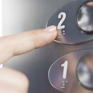 Bloccato in ascensore per ore mentre il condominio è deserto: tutti a sciare sulle piste Bloccato in ascensore per ore mentre il condominio è deserto: tutti a sciare sulle piste