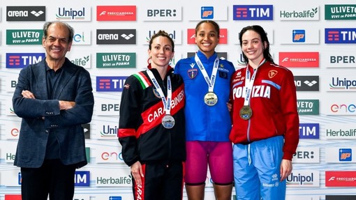 Al centro la 19enne Curtis oro nei Farfalla (foto da Fin.it Giorgio Scala / Deep Blue Media)