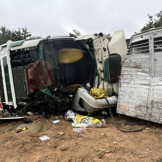 L'incidente tra i due camion di venerdì 25 settembre a Cuneo