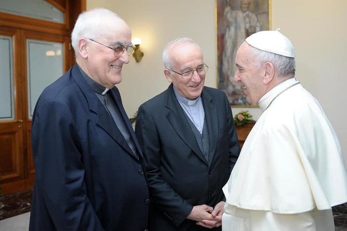 I due fratelli sacerdoti Mario (a sinistra) e Lino Mela durante un incontro con Papa Francesco (Foto Facebook Santuario Parrocchia Moretta di Alba)