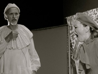 Il primo spettacolo della compagnia fu messo in scena nel 1976 Il primo spettacolo della compagnia fu messo in scena nel 1976