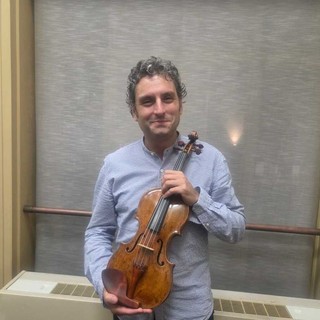 Il violinista che riempie i teatri in Giappone con un violino del 1690 costruito a Saluzzo [INTERVISTA]