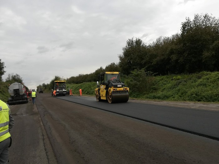 Prezzi degli asfalti alle stelle, ma la Provincia di Cuneo non ferma i lavori più urgenti