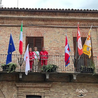 Il sindaco Annalisa Ghella con i rappresentanti della Croce Rossa sul balcone del comune di Neive