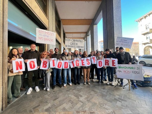 La protesta del comitato contrario alla realizzazione dell'impianto