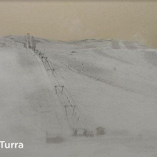 Il cielo arancione ad Artesina e dietro il Mondolè: colpa della sabbia del Sahara