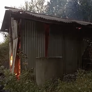 MALTEMPO / A Nucetto fulmine incendia un ricovero attrezzi [VIDEO]