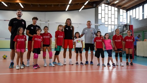 Capitan Noemi Signorile e la neo biancorossa Francesca Magazza con le partecipanti a uno degli Open Volley Day (credit Danilo Ninotto)