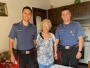 I Carabinieri festeggiano con lei: compleanno speciale per una signora sola a Monforte d’Alba