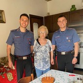 I Carabinieri festeggiano con lei: compleanno speciale per una signora sola a Monforte d’Alba I Carabinieri festeggiano con lei: compleanno speciale per una signora sola a Monforte d’Alba