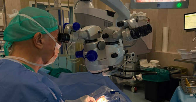 Torna a vedere a 82 anni grazie all'intelligenza artificiale: intervento da record al San Luigi di Orbassano