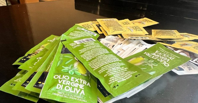 Addio alle bustine di olio, ketchup e maionese? Cosa cambia davvero da oggi con il nuovo regolamento UE sugli imballaggi