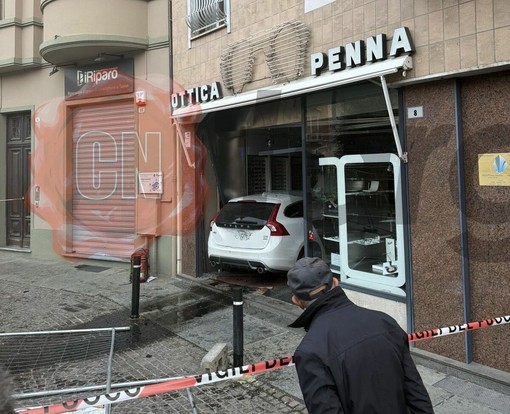 Alba, vettura piomba dentro l'Ottica Penna in piazza Ferrero