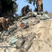 Trova due bombe "diavolo rosso" e le porta a Cuneo: il Genio guastatori e mezza città bloccata per farle brillare [FOTO e VIDEO]