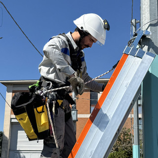 Un operaio di E-distribuzione, immagine di repertorio Un operaio di E-distribuzione, immagine di repertorio