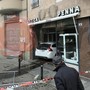 Alba, vettura piomba dentro l'Ottica Penna in piazza Ferrero