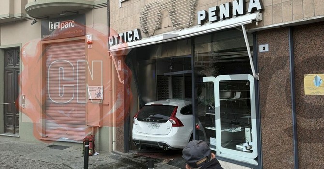 Alba, vettura piomba dentro l'Ottica Penna in piazza Ferrero Alba, vettura piomba dentro l'Ottica Penna in piazza Ferrero