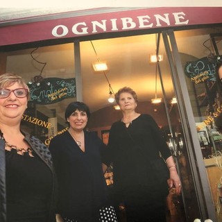 Le titolari Giuseppina e Giovanna Ognibene davanti al loro negozio durante la festa dei 50 anni