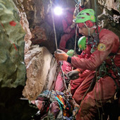 Dopo 24 ore di intervento, lo speleologo torinese è fuori dall'Abisso Paperino