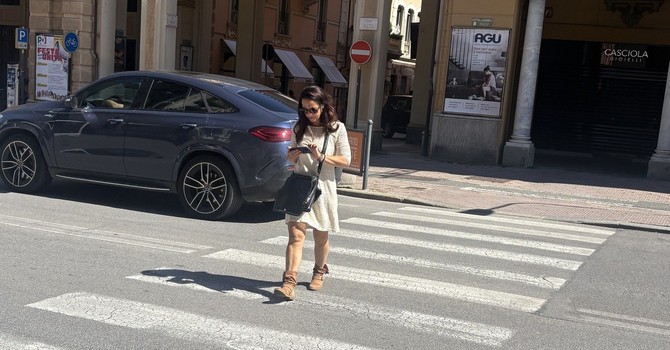 Occhio allo smartphone sulle strisce: il nuovo Codice della Strada potrebbe costare 75 euro ai pedoni