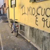 "Il mio cuore è tuo": un messaggio d'amore sul muro di una casa a Savigliano. Denunciata ventenne